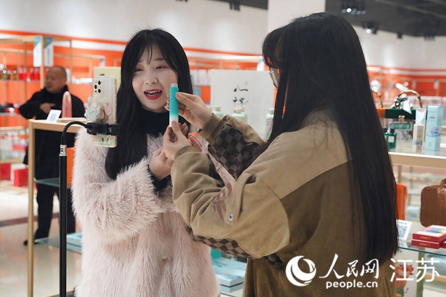 杭集電商產(chǎn)業(yè)園內(nèi)，兩位主播正在直播帶貨。人民網(wǎng) 郜超攝