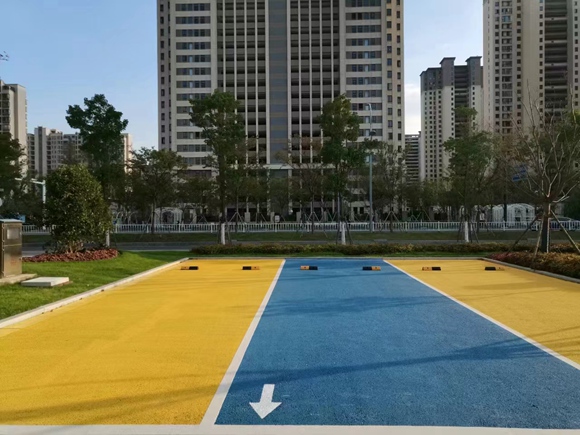 利用綠地、空閑地塊等城市“邊角料”，打造占地面積小、綠色生態(tài)的便民停車場(chǎng).。東臺(tái)市委宣傳部供圖