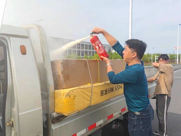 事發(fā)當(dāng)天滅火現(xiàn)場。泰州煙草供圖