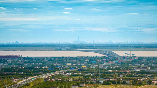 在南通啟東新城區(qū)拍到的上海浦東“三件套”。施佳男攝