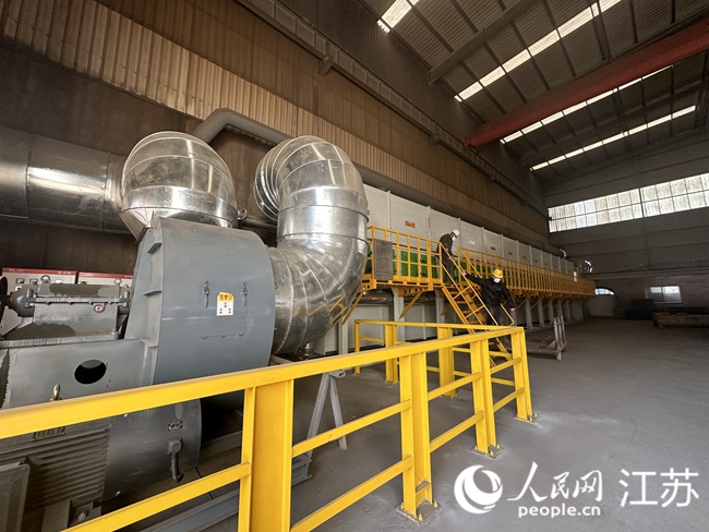 南通東展重工涂裝生產(chǎn)線上新安裝的廢氣處理設(shè)施。人民網(wǎng) 趙登巖攝。