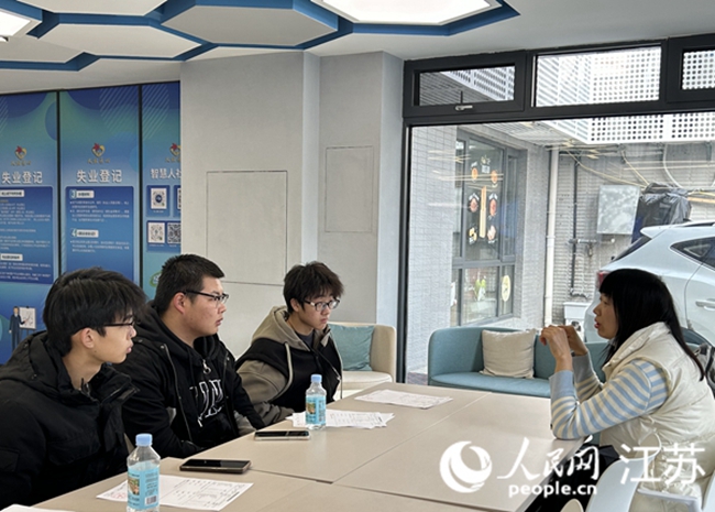 南京數字零工市場內求職者在咨詢。人民網 王丹丹攝