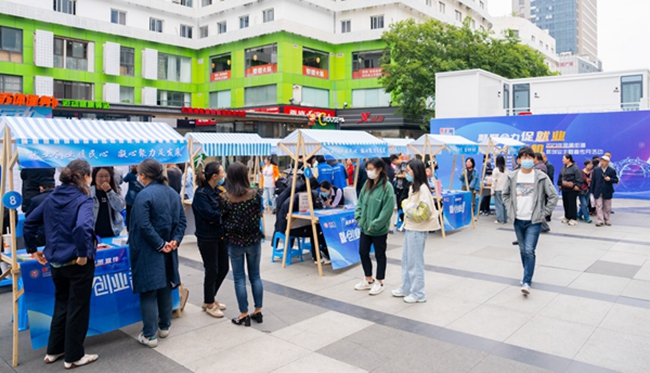 石路社區(qū)“家門口”就業(yè)服務站招聘會現場。受訪者供圖