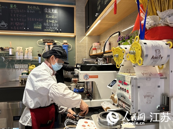 心智障礙人士在愛德面包坊內工作。人民網 王丹丹攝