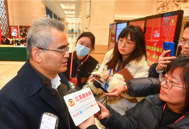 江蘇省政協(xié)委員抵達南京赴各住地報到