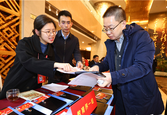 江蘇省政協(xié)委員抵達南京赴各住地報到