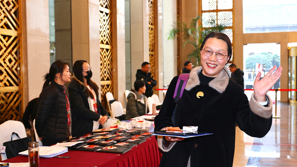 江蘇省政協(xié)委員抵達南京赴各住地報到。