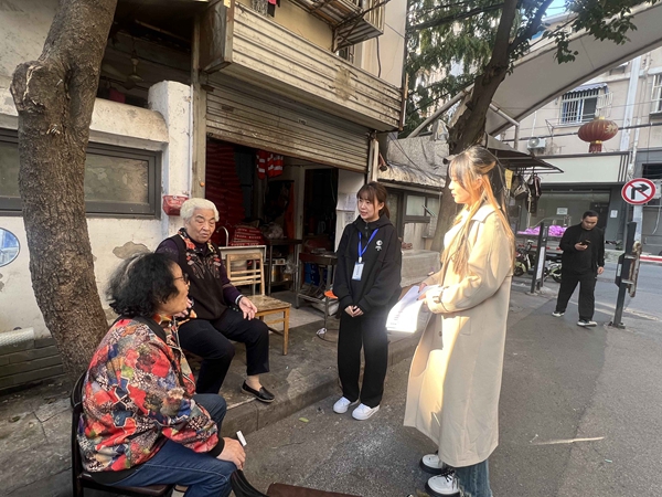 公眾委員走進(jìn)社區(qū)了解群眾訴求。秦淮區(qū)城管局供圖