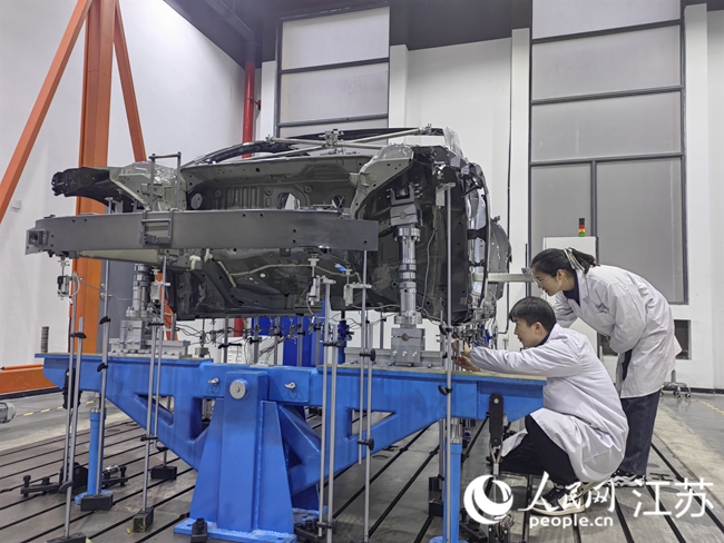 汽車輕量化技術人員對乘用車車身進行剛度測試。 人民網(wǎng)記者  張玉峰攝