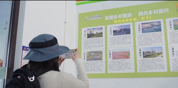 游客拍攝店內(nèi)景點(diǎn)介紹展板。張一秋攝