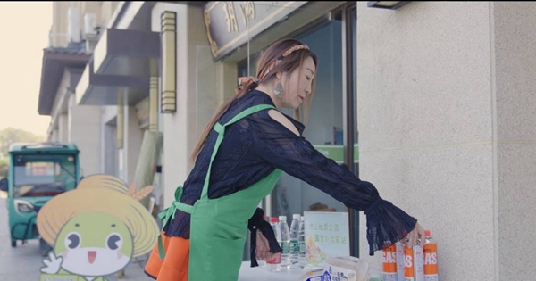 周紅英整理露營補給站。張一秋攝