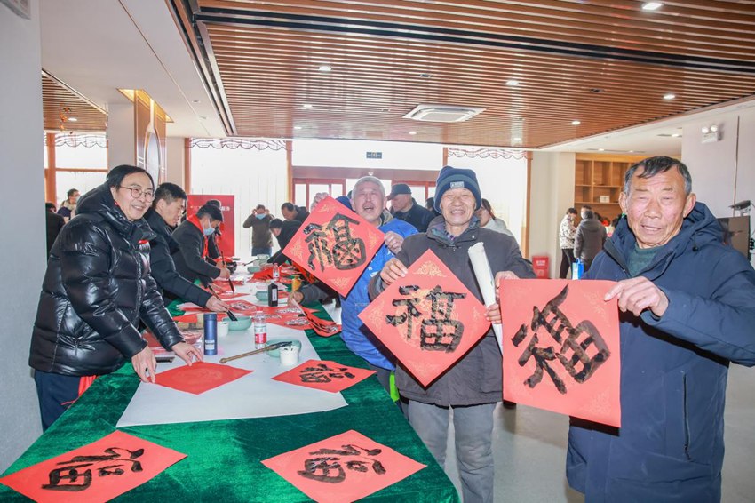 村民領(lǐng)“?！弊?。盛義攝