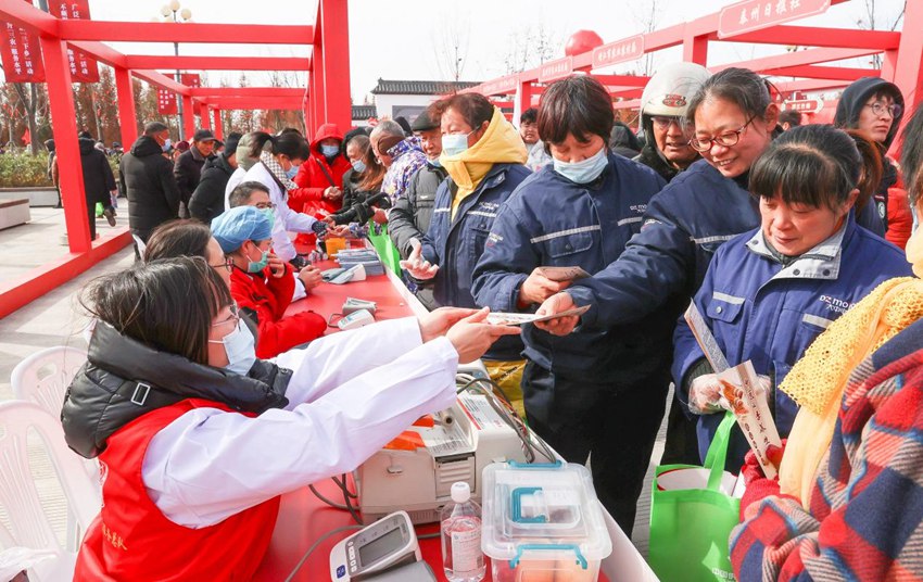 志愿服務(wù)區(qū)人頭攢動(dòng)。朱其攝