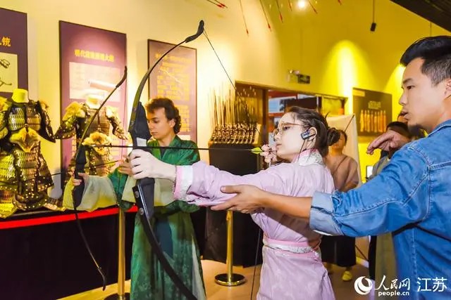 去年徐州漢文化旅游節(jié)期間，外籍友人體驗(yàn)射藝文化。人民網(wǎng) 范堯攝