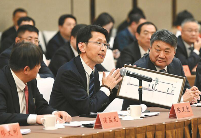 江蘇代表們在住地會場審議政府工作報告