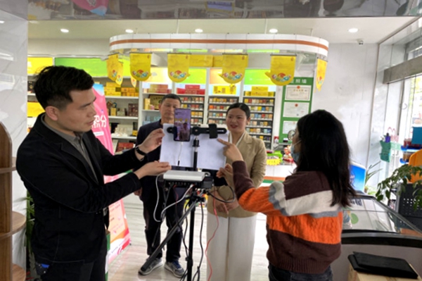 金葉先鋒隊志愿者幫助曹翠直播試鏡。寶應(yīng)煙草供圖
