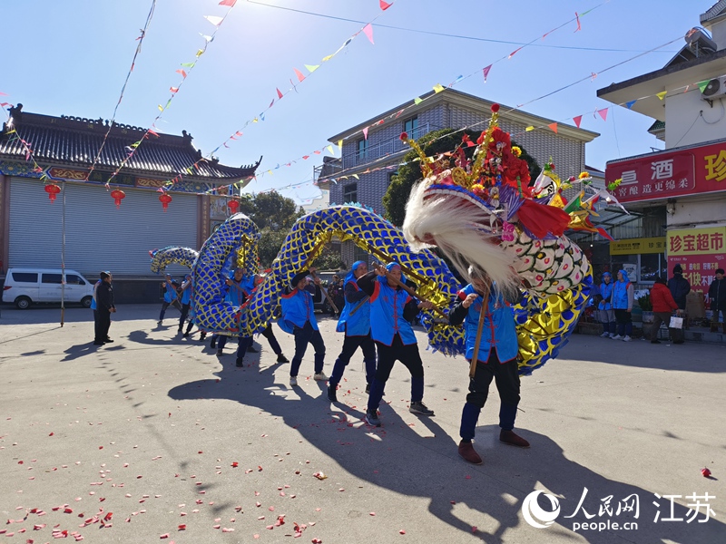 舞龍隊員展示“滾龍”。人民網(wǎng) 張瀚天攝