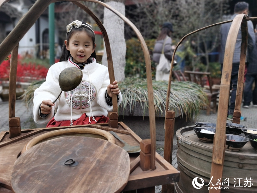 小朋友體驗制作風(fēng)味小吃。人民網(wǎng)記者 王繼亮攝