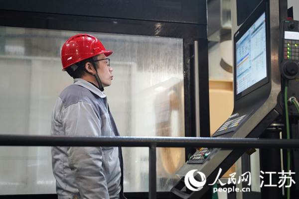 常州新北區(qū)一家風電新能源企業(yè)，技術(shù)人員正在操作大型數(shù)控裝備。人民網(wǎng) 郜超攝