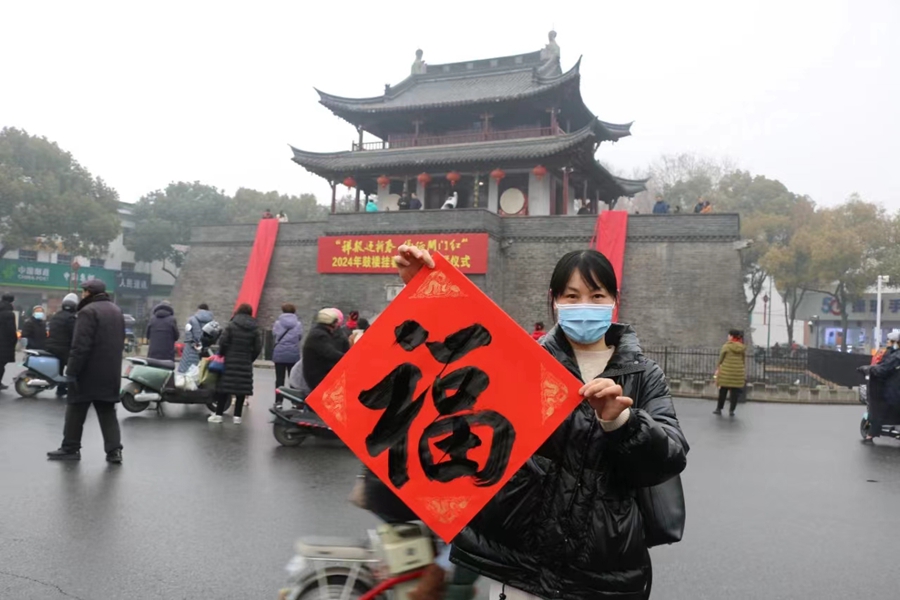 市民展示獲贈(zèng)的春聯(lián)。儀征市委宣傳部供圖
