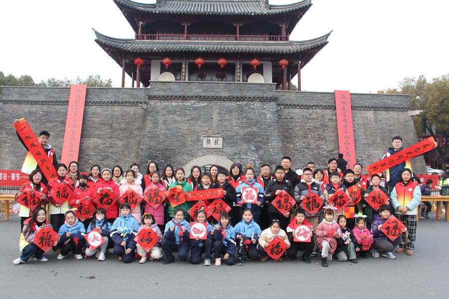 儀征鼓樓南北側(cè)城墻掛起春聯(lián)。儀征市委宣傳部供圖