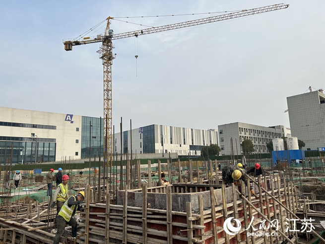 普立蒙產(chǎn)業(yè)化基地施工現(xiàn)場。人民網(wǎng) 王丹丹攝