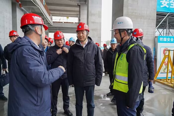 江蘇省住建廳黨組書記費(fèi)少云現(xiàn)場(chǎng)督查建鄴區(qū)NO.2020G07地塊安全生產(chǎn)情況。魯茂亮攝