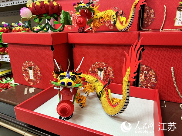 陸敏今年制作的龍年生肖燈。人民網(wǎng)記者 馬曉波攝