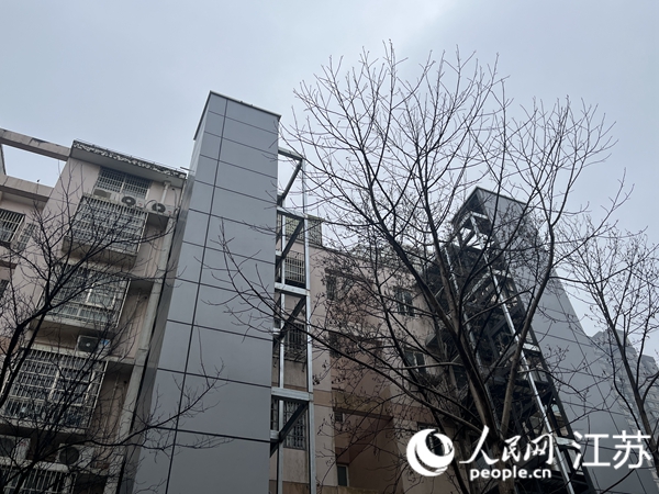 藻江社區(qū)正在建設(shè)中的“平層入戶”電梯。人民網(wǎng) 王雪彤?dāng)z