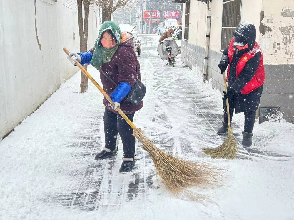 環(huán)衛(wèi)工人清掃背街小巷積雪。 海州區(qū)委宣傳部供圖