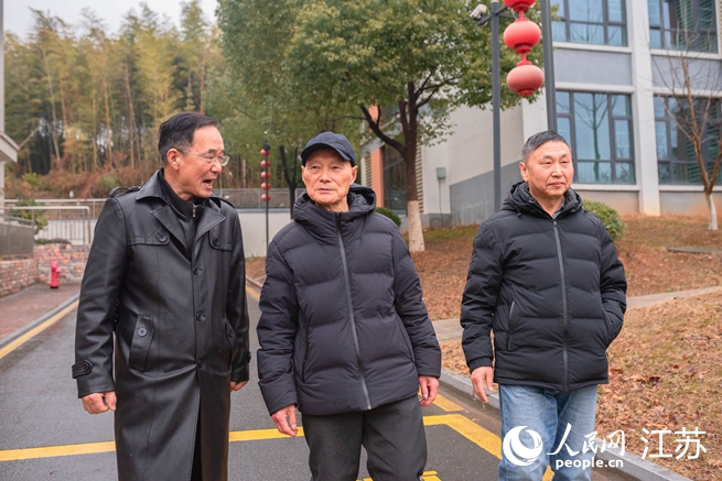 旅居的“候鳥”飯后散步暢聊。人民網(wǎng) 徐晨曦攝