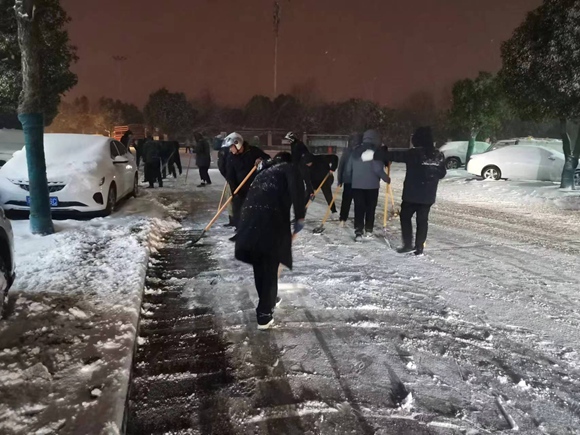 全縣各單位連夜投入掃雪中。東海縣委宣傳部供圖