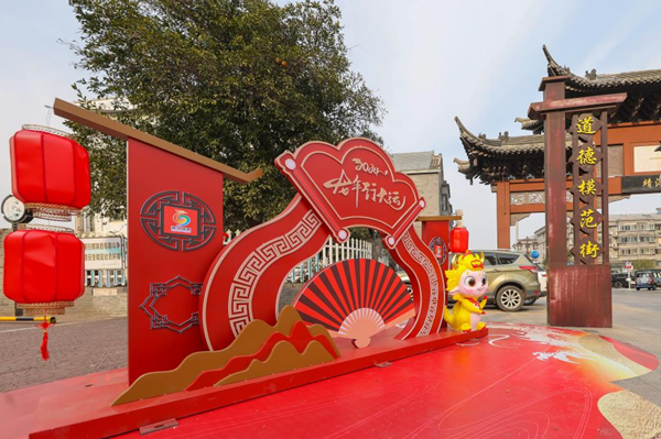 靖江街頭的龍年主題景觀小品。朱其攝