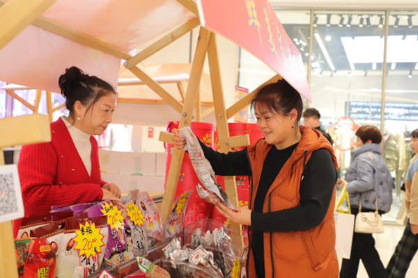 市民在年貨大集上選購(gòu)。馬鈺超攝