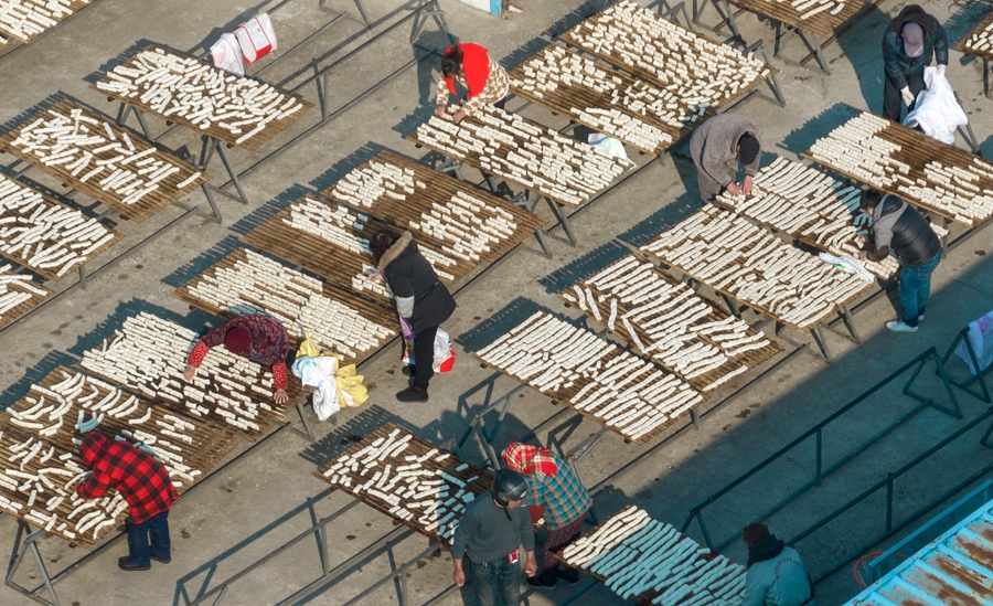 村民趁著晴好天氣晾曬年糕。周社根攝