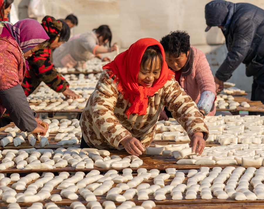 村民在晾曬年糕。史道智攝
