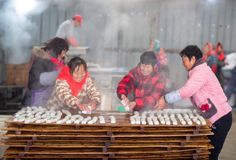 村民在制作年糕。史道智攝