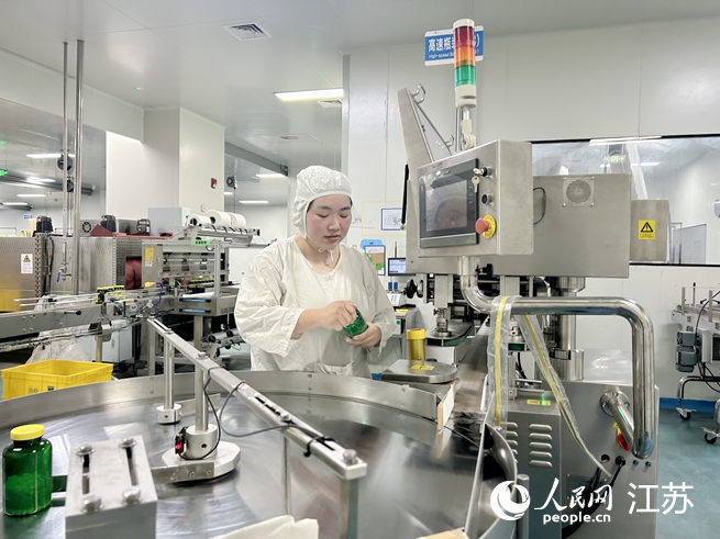 工作人員在操作檢測儀器。人民網(wǎng) 王丹丹攝