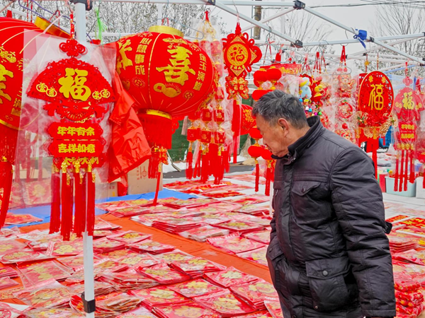 市民在疏導(dǎo)點購買春聯(lián)。六合城管供圖