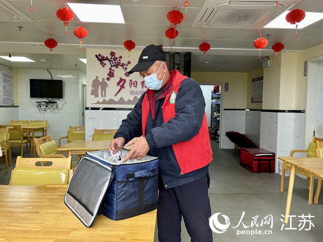 志愿者打包飯菜準(zhǔn)備送餐。人民網(wǎng) 王丹丹攝