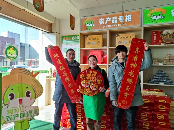 青年志愿者為農(nóng)網(wǎng)客戶扮靚店堂。江都煙草供圖