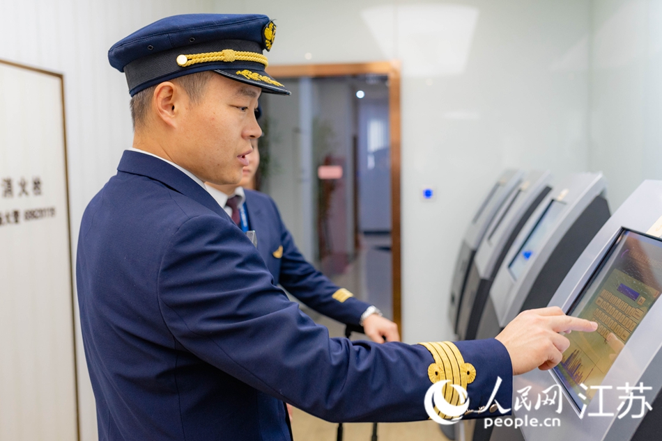 起飛前，王爭龍打印飛行任務(wù)書。人民網(wǎng) 徐晨曦攝