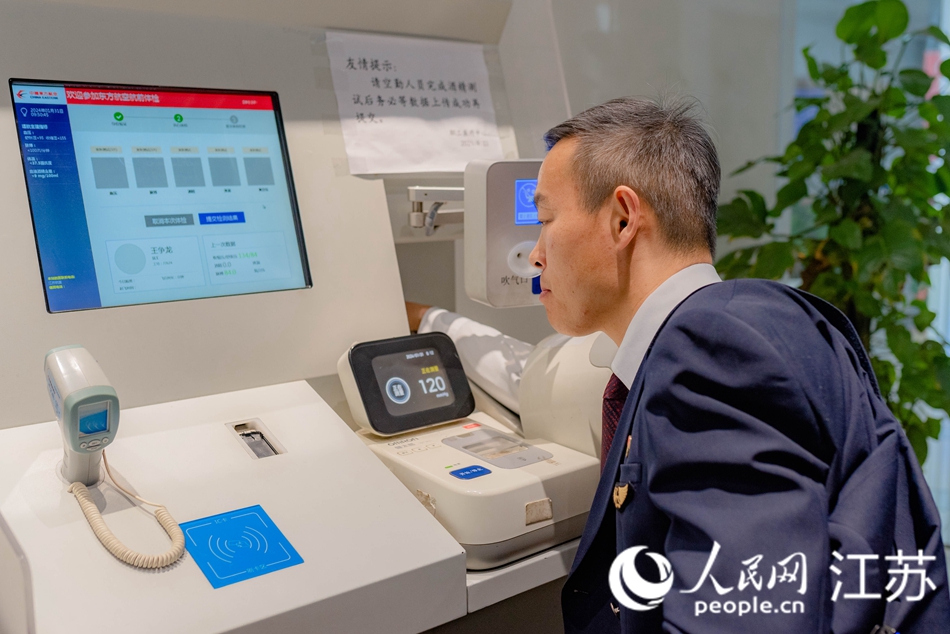 王爭龍進(jìn)行飛前體檢。人民網(wǎng) 徐晨曦攝