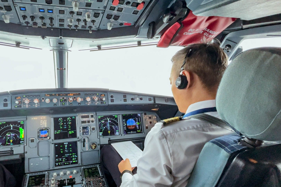 王爭(zhēng)龍?jiān)跈C(jī)艙內(nèi)做起飛前檢查。東航江蘇公司供圖