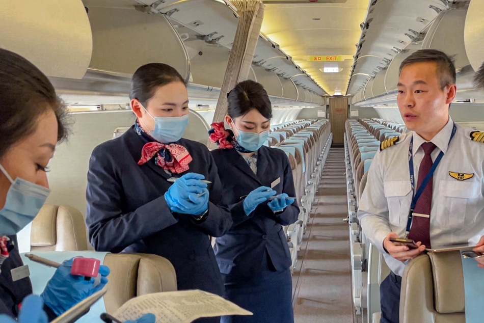王爭龍與乘務(wù)組進(jìn)行溝通。東航江蘇公司供圖