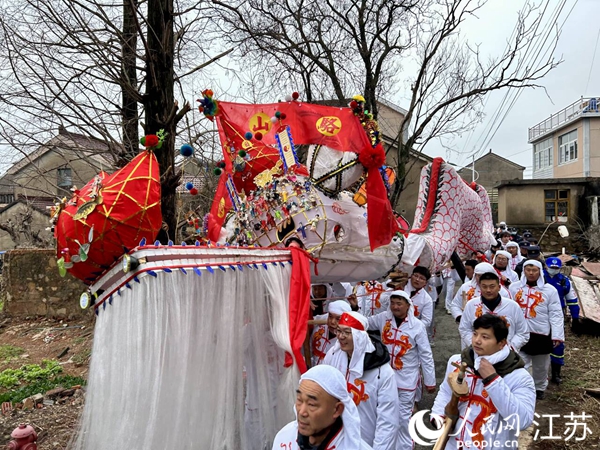 駱山大龍進村巡山送祝福。人民網(wǎng) 王丹丹攝