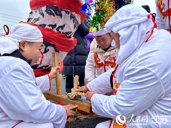 村民在為大龍起草儀式做準(zhǔn)備。人民網(wǎng) 王丹丹攝