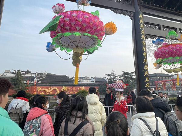 陳榮向游客免費公益講解。受訪者供圖。