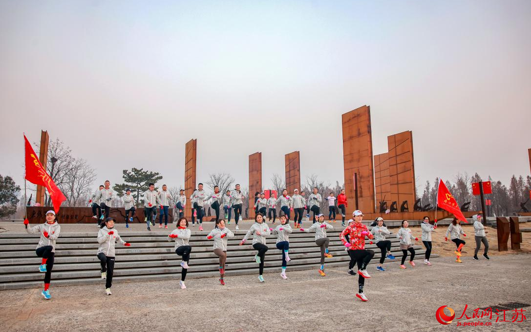 跑步前集體熱身。盛義攝