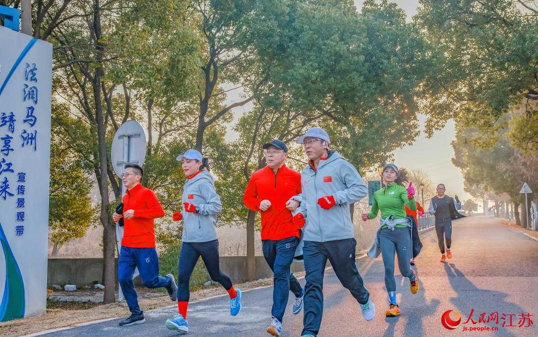 市民參加“迎接新年第一縷朝陽”長跑活動。盛義攝